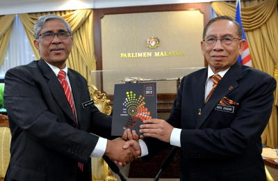 Yang Dipertua Dewan Negara, Tan Sri Abu Zahar Ujang (kanan) menerima Laporan Tahunan 2012 Suruhanjaya Pencegahan Rasuah Malaysia (SPRM) daripada Ketua Pesuruhjaya SPRM, Tan Sri Abu Kassim Mohamed di pejabatnya di Parlimen, Kuala Lumpur, Rabu. -fotoBERNAMA