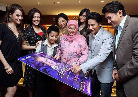 Puan Sri Noorainee Abdul Rahman (tengah) dan Pengarah MTM Rosminah Mohd Tahir (empat dari kiri) melihat poster Muzikal Tun Mahathir bersama artis semasa sidang media di Istana Budaya, Kuala Lumpur, 8 Julai lalu. - Foto THE STAR Oleh SIA HONG KIAU