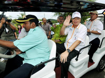 Perdana Menteri, Datuk Seri Najib Tun Razak (tengah) melambaikan tangan semasa menaiki trem pada Majlis Perasmian Pameran Antarabangsa Pertanian, Hortikultur dan Agro Pelancongan Malaysia (MAHA) 2012. Turut hadir Mantan Perdana Menteri Tun Abdullah Badawi (tengah,belakang) dan Menteri Pertanian dan Industri Asas Tani, Datuk Seri Noh Omar (kanan). -fotoBERNAMA