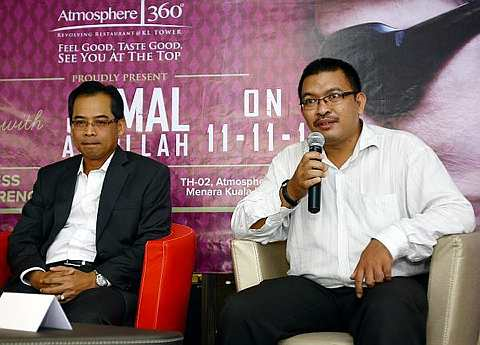 Pengarah Urusan Atmosphere 360, Datuk Mohd Sabri Mohd Nadzir (kiri) dan pengurus Jamal Abdillah, Ali Razak Mastor (kanan) semasa sidang media A Night with Jamal Abdillah on 11.11.11 di Menara Kuala Lumpur di sini, Selasa. - Foto THE STAR Oleh AHMAD IZZRAFIQ ALIAS.