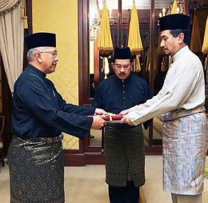 Yang di-Pertuan Agong Tuanku Mizan Zainal Abidin berkenan menyerahkan watikah perlatikan kepada Duta Besar Malaysia ke Jepun Datuk Shaharuddin Mohd Som di Istana Negara di sini, hari ini. Shaharuddin, 56, sebelum ini berkhidmat sebagai Ketua Protokol di Kementerian Luar. Turut menerima watikah daripada baginda ialah K Sudha Devi, 49, dan Datuk Anwar Adnan, 52. --Foto BERNAMA.