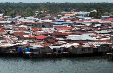 Pemandangan kawasan perkampungan air Simunul, Sabah iaitu lokasi tembakan yang mengakibatkan lima anggota polis terkorban dalam kejadian pada Sabtu. -foto AZHAR MAHFOF