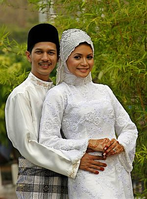 Yatt akhirnya bergelar isteri kepada Abdul Mutalib setelah mengikat tali pertunangan tahun lalu - foto THE STAR oleh UU BAN