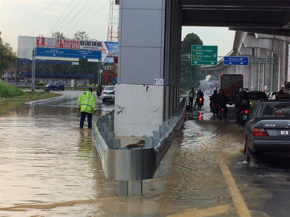 Polis Trafik Bersih Laluan Motosikal Tersumbat Akibat Hujan Lebat 