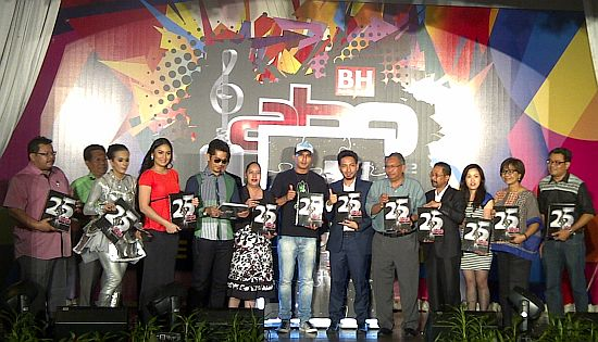 Sebahagaian daripada artis dan anggota jawatan kuasa penganjuran ABPBH 2012.