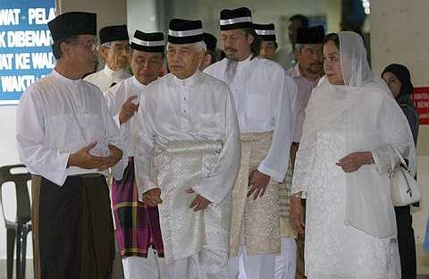 SULAN Perak Sultan Azlan Shah dan Raja Permaisuri Tuanku Bainun berkenan menziarahi jenazah Almarhum Tuanku Ja'afar di Hospital Tuanku Ja'afar hari ini. Baginda diiringi kenalan rapat Almarhum, Datuk Ayub Ismail (kiri). - fotoBERNAMA