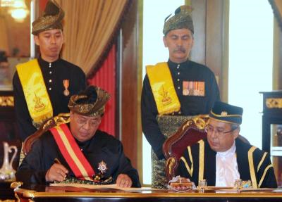 Tan Sri Abdul Khalid Ibrahim menurunkan tandatangan pada watikah pelantikan sebagai Menteri Besar di hadapan Sultan Selangor Sultan Sharafuddin Idris Shah.