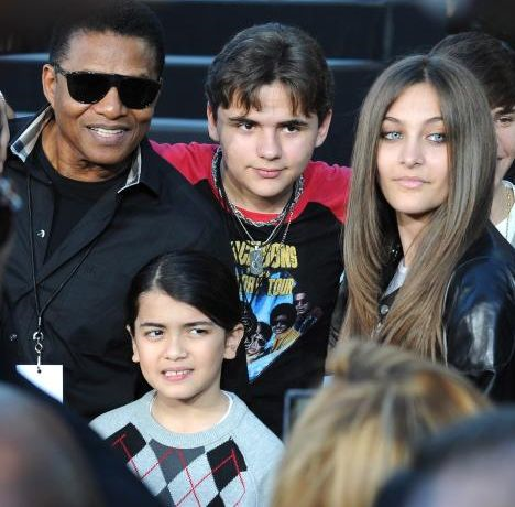 Dari kiri Tito Jackson, Blanket Jackson, Paris Jackson dan Prince Jackson (depan).