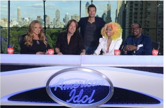 Barisan juri program realiti American Idol musim ke 12. (Dari kiri) Mariah Carey, Keith Urban, Nicki Minaj dan Randy Jackson. (Belakang) Pengacara program Ryan Seacrast. 