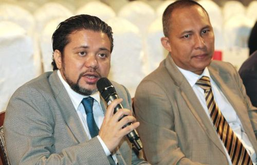 Pengerusi CCIG Jurey Latiff Rosli (kanan) dan Ketua Pengarah Finas Mohd Naguib Razak pada sesi Dialog Industri Kandungan Kreatif 2012. - Foto oleh DARRAN TAN