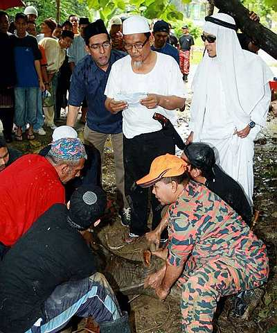 Presiden Pengasih, Mohd Yunus Pathi (berdiri, kiri) bersama Penyelaras Agama Pengasih Rahim Ghalib dan penyanyi, Jamal Abdillah (kanan) menyemak senarai nama peserta yang mengambil bahagian dalam ibadah korban ketika upacara korban sempena Aidiladha yang diadakan di Rumah Pengasih, hari ini. Sebanyak tiga ekor lembu korban disediakan untuk diagih-agihkan kepada penduduk setempat pada majlis tersebut. - fotoBERNAMA