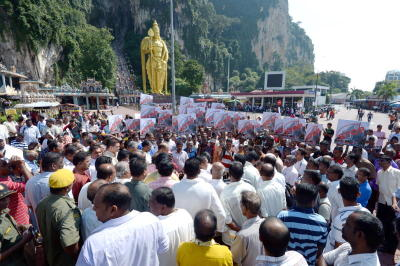 Beratus-ratus orang berhimpun di kawasan kompleks kuil Batu Caves untuk membantah projek pembinaan kondominium 29 tingkat. -foto THE STAR/Sia Hong Kiau