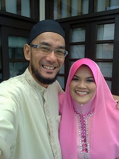 Aishah bersama suaminya Faizal 