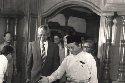 Gambar fail menunjukkan Mahathir (kanan) pada 1990 yang ketika itu merupakan Perdana Menteri mengalu-alukan kedatangan Timbalan Presiden Kongres Kebangsaan Afrika, Nelson Mandela ke pejabatnya.