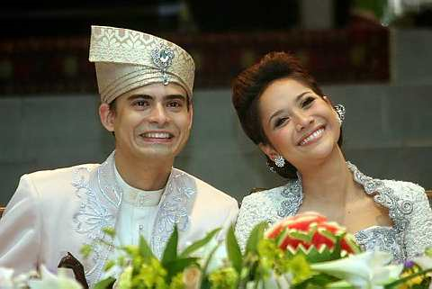 'Majlis menyambut menantu' Ashraf dan Bunga di Kelab Golf Perkhidmatan Awam, Bukit Kiara pada 15 November 2008. - Foto THE STAR Oleh EHFAN SHAH 
 
 