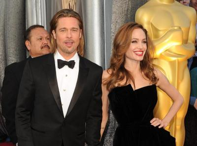 Angelina Jolie (kanan) dan kekasihnya Brad Pitt ketika menghadiri Anugerah Academy ke-84 pada Ahad.