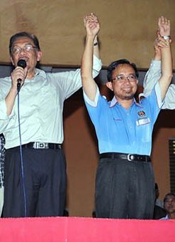 Anwar mengumumkan Dr Azman Ismail sebagai calon PKR untuk bertanding bagi kerusi Parlimen Kuala Kedah pada PRU-13 akan datang.