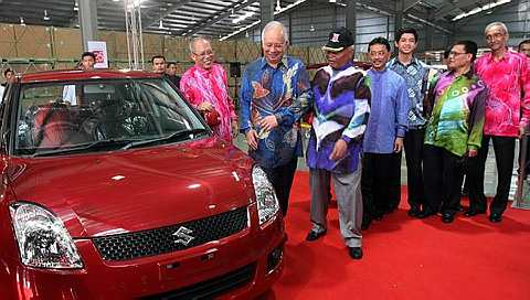 KEBANGGAAN... Sultan Pahang Sultan Ahmad Shah (kiri) bersama Perdana Menteri Datuk Seri Mohd Najib Tun Abdul Razak (kanan) melihat motosikal Modenas ketika menghadiri Sambutan Ulang Tahun ke-25 Kompleks Automotif DRB-HICOM Pekan di sini, hari ini. Turut hadir Tengku Mahkota Pahang Tengku Abdullah (empat, kiri), Menteri Besar Datuk Seri Adnan Yaakob (tiga, kiri), Pengarah Urusan Kumpulan DRB-HICOM Datuk Seri Mohd Khamil Jamil (dua, kanan) dan Ketua Pegawai Eksekutif Modenas Bastaman Hamzah (dua, kiri). Ketika berucap Najib berkata Kumpulan DRB-Hicom Berhad perlu menggubal strategi perniagaan lebih strategik bagi meneruskan kelangsungan kejayaan dalam industri automotif yang begitu kompetitif.-Foto BERNAMA.