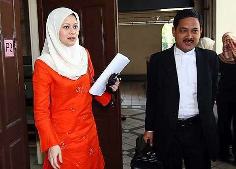 Mastura Bakar bersama peguamnya Roslizam Rahim pada prosiding hari kedua tuntutan fasakh terhadap suaminya Datuk Muhamad Mustafa Idrus -foto The Star Oleh MOHD SAHAR MISNI