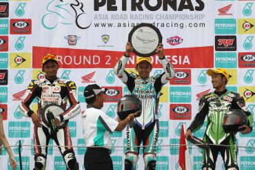 Azlan (tengah) menjuarai Perlumbaan 2 Kejuaraan Motosikal Asia PETRONAS di Litar Antarabangsa Sentul, Indonesia, Ahad.