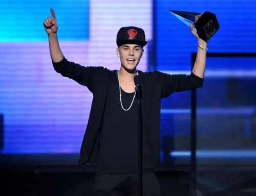 Justin Bieber ketika menjulang trofi pada American Music Awards 2012, Ahad lalu (waktu tempatan).