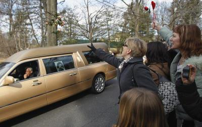 Peminat penyanyi Whitney Houston hadir memberikan penghormatan terakhir di kawasan perkuburan mendiang itu di Newark, New Jersey pada Ahad.