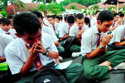 DOA UNTUK KEJAYAAN... Sebahagian pelajar-pelajar mengaminkan bacaan doa sebelum menduduki peperiksaan Penilaian Menengah Rendah (PMR) di Sekolah Menengah Kebangsaan Tengku Panglima Perang di Kuantan, Rabu. -fotoBERNAMA