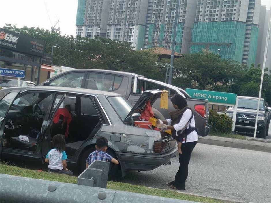 Rezeki Terpijak Nasi Lemak Kakak Dukung Anak - Semasa  mStar