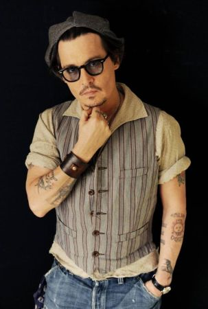 Depp memberitahu mata kirinya mengalamai masalah rabun yang teruk sejak kecil.