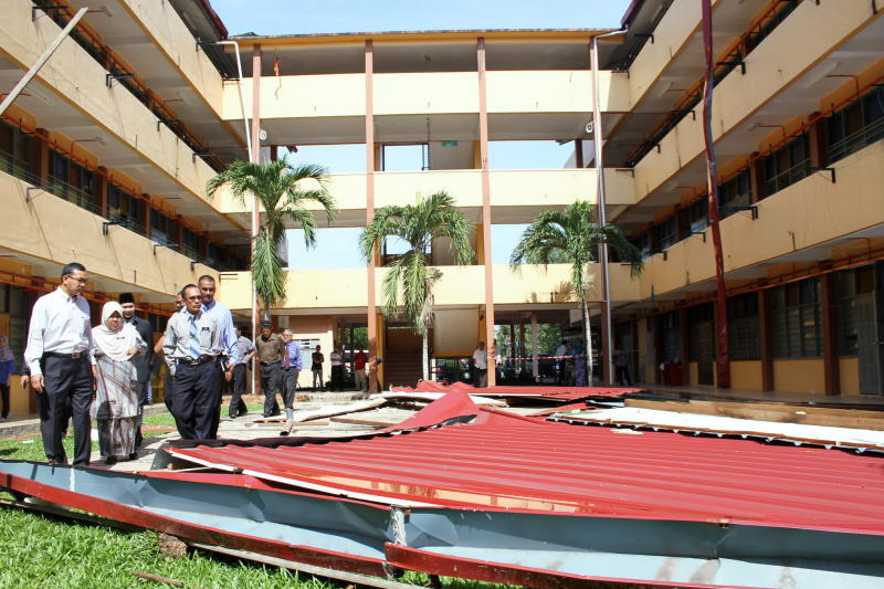 Hujan Ribut Rosakkan Sekolah 17 Rumah Di Kangar Semasa Mstar