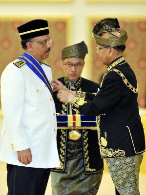 Yang di-Pertuan Agong, Tuanku Abdul Halim Mu'adzam Shah berkenan mengurniakan Darjah Panglima Mangku Negara (PMN) yang membawa gelaran 'Tan Sri' kepada Ketua Setiausaha Negara, Tan Sri Dr Ali Hamsa pada Istiadat Menghadap dan Pengurniaan Darjah-Darjah Kebesaran Persekutuan sempena Hari Keputeraan Yang di-Pertuan Agong di Istana Negara. -fotoBERNAMA