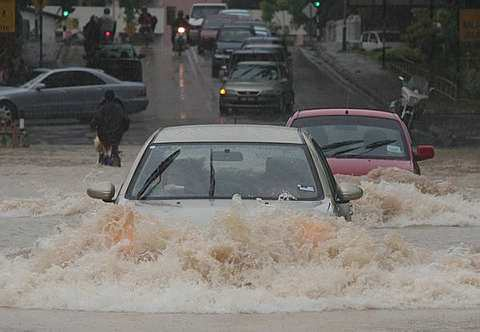 JALAN Patani di Pulau Pinang, antara kawasan dinaiki air ekoran banjir lebat lebih 24 jam di negeri itu. foto The Star oleh H N LEONG   