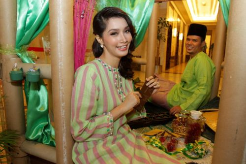 Scha dan Awal berdebar menyambut Hari Raya bersama buat pertama kali sebagai suami isteri. - Foto oleh KEVIN TAN