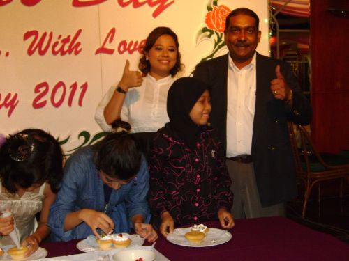 Farhan bersama Penolong Pengurus Besar, Kelab Darul Ehsan, Siva Kangasu (kanan) pada sambutan Hari Ibu di kelab tersebut, Ahad.