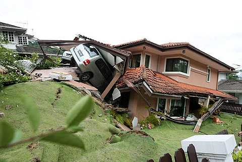 MUSNAH... Beginilah keadaan rumah-rumah banglo di satu daripada dua taman perumahan di Bukit Antarabangsa, Hulu Klang dekat Kuala Lumpur awal pagi ini, yang rosak teruk akibat tanah runtuh. Rumah-rumah banglo yang tertimbus itu melibatkan lapan unit di Taman Bukit Utama dan enam unit di Taman Bukit Mewah. Kejadian turut menyebabkan jalan utama ke kawasan perumahan terbabit terputus dan beratus-ratus orang terperangkap. -fotoBERNAMA