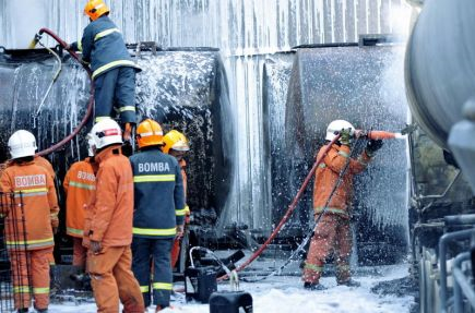 Anggota Bomba dan Penyelamat Kelantan menyembur buih bagi memadamkan kebakaran tangki minyak di sebuah kilang tayar di Kawasan Perindustrian Padang Tembak, Pengkalan Chepa, di sini, Ahad. Kebakaran itu menyebabkan 10 anggota Bomba dan Penyelamat Kelantan cedera. Anggota terbabit mengalami kecederaan di bahagian muka, tangan dan kaki dihantar menerima rawatan iaitu tujuh orang di Hospital Universiti Sains Malaysia (HUSM) Kubang Kerian dan tiga orang di Hospital Raja Perempuan Zainab II di sini. --fotoBERNAMA