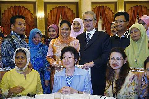 BERGAMBAR ... Perdana Menteri Datuk Seri Abdullah Ahmad Badawi dan isteri Datin Seri Jeanne Abdullah turut meluangkan masa bergambar bersama kakitangan dari Unit Komunikasi Pejabat Perdana Menteri, hari ini.