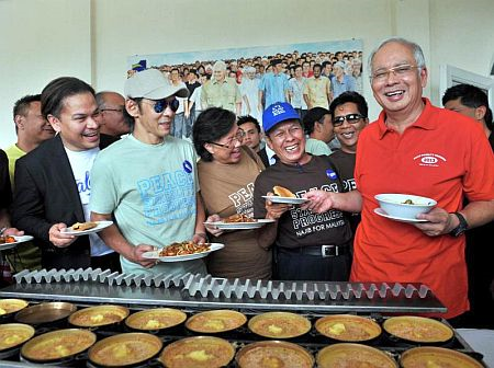 Najib (kanan) beramah mesra dengan para artis pada majlis Ramah Mesra bersama Ikon dan Persatuan Seni Budaya Tanah Air di Putrajaya pada Rabu.