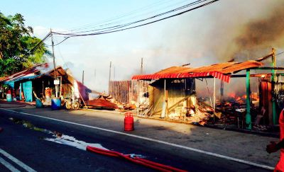 Kepulan asap hitam menyelubungi deretan 18 buah kedai menjual pelbagai barangan yang musnah dalam satu kebakaran besar di Jalan Pekan Air Mawang, Johol dekat Kuala Pilah, petang Jumaat. Foto BERNAMA