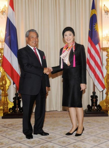 Timbalan Perdana Menteri Tan Sri Muhyiddin Yassin membuat kunjungan hormat ke atas Perdana Menteri Thailand Yingluck Shinawatra di pejabat Perdana Menteri Thailand itu di Bangkok pada Khamis. Muhyiddin berada di Bangkok untuk lawatan rasmi ke Thailand selama dua hari bermula pada Khamis. -Foto BERNAMA 