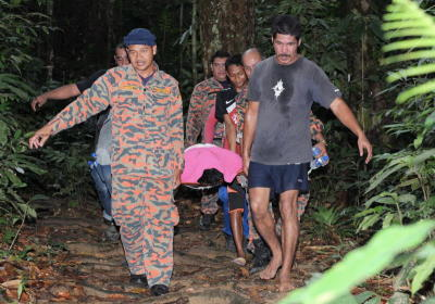 Anggota Bomba dan Penyelamat dan Jabatan Pertahanan Awam mengangkat mayat salah seorang pelajar Universiti Malaysia Kelantan yang lemas di air terjun Lata Tembekah di Besut, Terengganu, Jumaat. - fotoBERNAMA