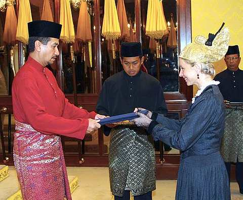 Yang di-Pertuan Agong Tuanku Mizan Zainal Abidin menerima watikah pelantikan daripada Duta Austria ke Malaysia, Andrea Wicke pada majlis istiadat Penyerahan Watikah Pelantikan dan Mengadap Bakal Duta dan Pesuruhjaya Tinggi Asing ke Malaysia di Istana negara di sini, hari ini. --Foto BERNAMA. 