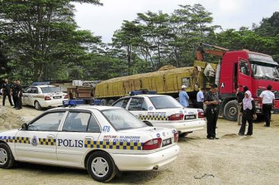 Serbuan yang dilakukan Jais dan badan-badan kerajaan untuk membersihkan simpanan stok pasir di sepanjang Jalan Sungai Pusu, Gombak.