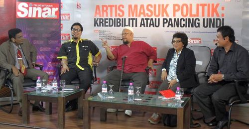 Antara ahli panel yang menyertai wacana ‘Masuk Politik: Kredibiliti Atau Pancing Undi’. Dari kiri; A. Razak Mohaideen, Zed Zaidi, Bob Lokman, Shuhaimi Baba dan Hairie Othman.