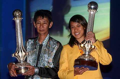 KEMENANGAN KALI KEDUA...Pemain skuasy nombor satu dunia, Datuk Nicol Ann David dan pemain badminton nombor satu dunia, Datuk Lee Chong Wei dipilih sebagai pemenang gelaran Olahragawan dan Olahragawati Kebangsaan 2008. Chong Wei bagaimanapun tidak dapat hadir dan diwakili oleh bapanya, Lee Ah Chai. Foto The Star Oleh AZHAR MAHROF 