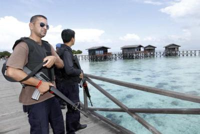 Kawalan ketat oleh petugas keselamatan di resort Pulau Pom Pom, di mana pelancong dari Taiwan ditembak mati dan isterinya diculik, dipercayai kumpulan lelaki bersenjata pada Jumaat lalu. -foto NORMIMIE DIUN/The Star
