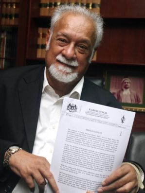 PENGERUSI DAP, Karpal Singh menunjukkan kenyataan berhubung saman yang akan difailkan terhadap Sultan Perak, Selasa ini --fotoTHESTAR oleh LOW LAY PHON