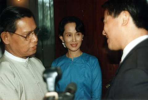 Foto ini diambil pada 10 Oktober 1995, pemimpin pro-demokrasi Myanmar Aung an Suu Kyi (tengah), melihat timbalannya, Tin Oo (kiri) menyapa duta United Nations Human Rights Yozo Yokota (kanan), di rumahnya di Yangon, Myanmar. -foto AP 