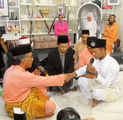 Black dinikahkan oleh bapa pengantin perempuan Mohd Khairi Abu Hassan.