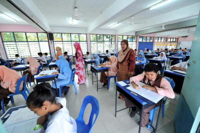 Murid-murid tahun 6 Sekolah Rendah Kebangsaan Seri Gombak (1) tekun semasa menduduki Ujian Pencapaian Sekolah Rendah (UPSR) ketika tinjauan fotoBERNAMA di Kuala Lumpur, Selasa. -fotoBERNAMA